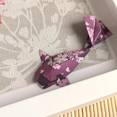 Cadre 3D Carpes Koï fleurs violettes sur fond fleuri beige cadre blanc