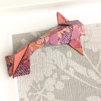 Cadre 3D Carpes Koï fleurs violettes sur fond fleuri beige cadre blanc