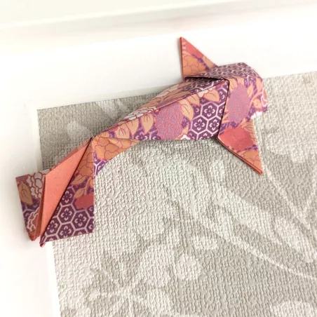 Cadre 3D Carpes Koï fleurs violettes sur fond fleuri beige cadre blanc