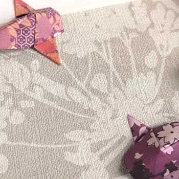 Cadre 3D Carpes Koï fleurs violettes sur fond fleuri beige cadre blanc