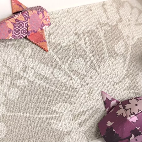 Cadre 3D Carpes Koï fleurs violettes sur fond fleuri beige cadre blanc