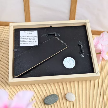 Cadre 3D Carpes Koï vertes avec sakura roses sur fond floral or et noir cadre bouleau
