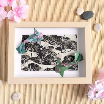 Cadre 3D Carpes Koï vertes avec sakura roses sur fond floral or et noir cadre bouleau
