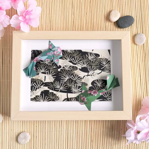 Cadre 3D Carpes Koï vertes avec sakura roses sur fond floral or et noir cadre bouleau