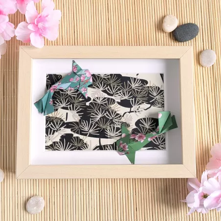 Cadre 3D Carpes Koï vertes avec sakura roses sur fond floral or et noir cadre bouleau
