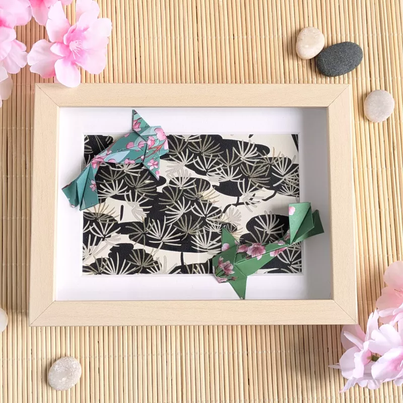 Cadre 3D Carpes Koï vertes avec sakura roses sur fond floral or et noir cadre bouleau