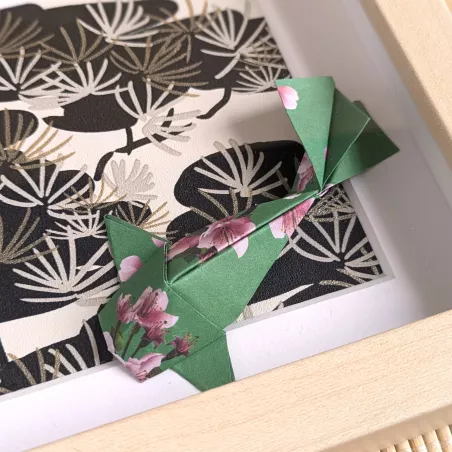 Cadre 3D Carpes Koï vertes avec sakura roses sur fond floral or et noir cadre bouleau