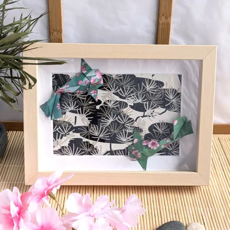 Cadre 3D Carpes Koï vertes avec sakura roses sur fond floral or et noir cadre bouleau