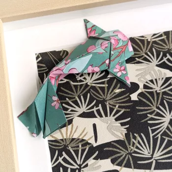 Cadre 3D Carpes Koï vertes avec sakura roses sur fond floral or et noir cadre bouleau