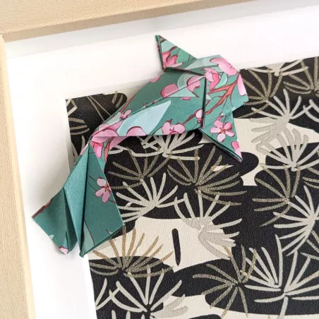 Cadre 3D Carpes Koï vertes avec sakura roses sur fond floral or et noir cadre bouleau