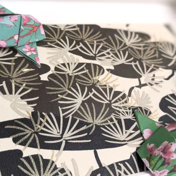 Cadre 3D Carpes Koï vertes avec sakura roses sur fond floral or et noir cadre bouleau
