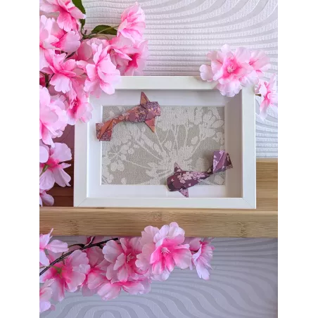 Cadre 3D Carpes Koï fleurs violettes sur fond fleuri beige cadre blanc