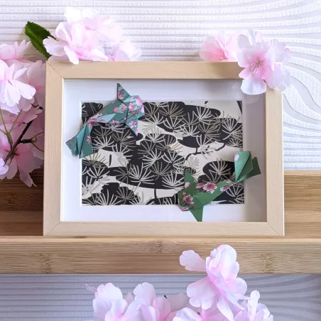 Cadre 3D Carpes Koï vertes avec sakura roses sur fond floral or et noir cadre bouleau
