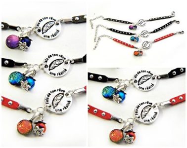 Bracelets de suédine à clous argentés, médaille en étain de fabrication française, perles et cabochons de verre dichroique filé au chalumeau