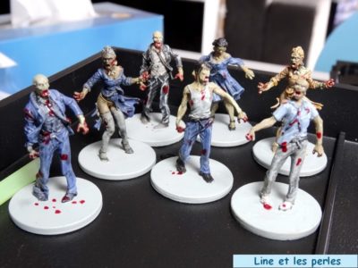 Nos tout premiers zombies : tous les types de walker sont représentés... Ici, l'avant dernière étape est terminée, les zombies dégoulinent du sang de leurs victimes !